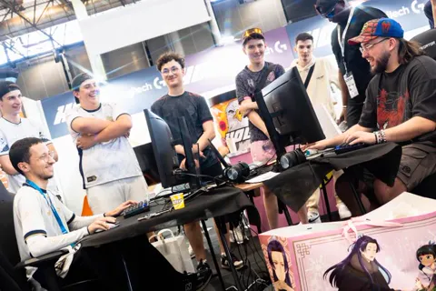 Les postes de jeu du stand
